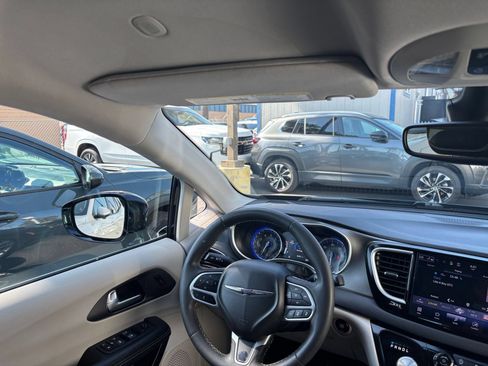 Used 2024 Chrysler Pacifica Touring-L FWD image 37