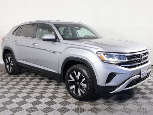 Used 2022 Volkswagen Atlas Cross Sport SE FWD image 3