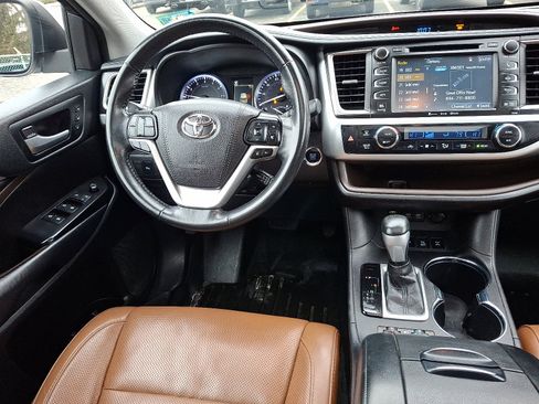 Used 2018 Toyota Highlander Limited w/ Carpet Mat Package (TMS) image 14