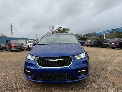 Used 2021 Chrysler Pacifica Touring image 3
