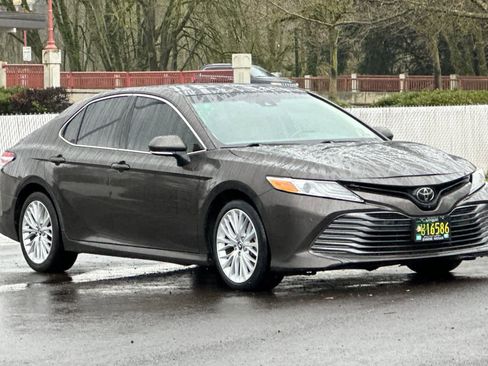 Used 2018 Toyota Camry XLE w/ Driver Assist Package image 9