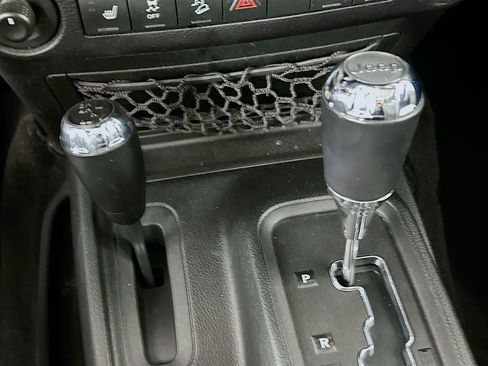 Used 2016 Jeep Wrangler Unlimited Rubicon w/ Connectivity Group image 15