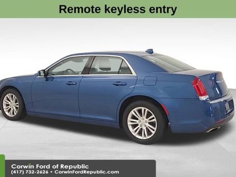 Used 2021 Chrysler 300 Touring w/ Driver Convenience Group image 5