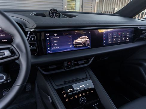 New 2025 Porsche Macan Electric image 31