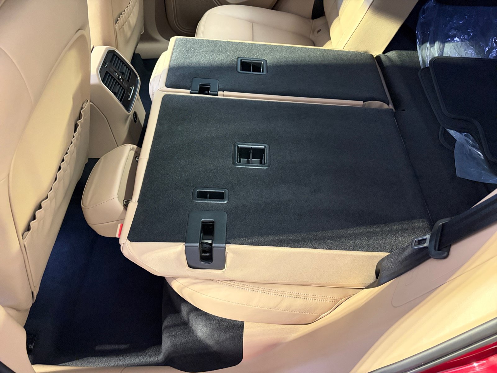 Certified 2026 Porsche Macan AWD/4WD image 34