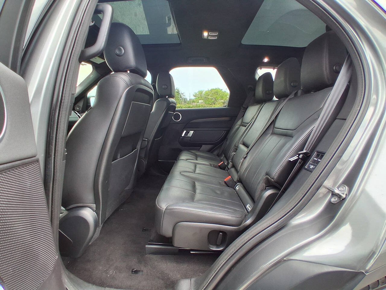 Used 2018 Land Rover Discovery HSE AWD/4WD image 13