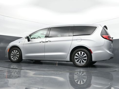 Used 2023 Chrysler Pacifica Touring-L FWD image 37