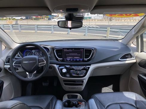 Used 2024 Chrysler Pacifica Touring-L FWD image 22