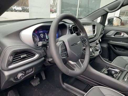 New 2026 Chrysler Pacifica Limited image 10