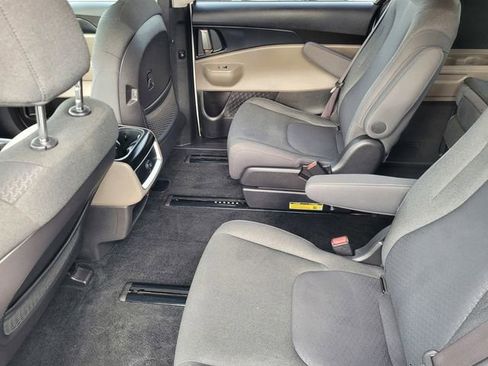 Used 2025 Kia Carnival LX image 9