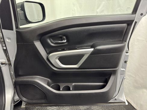 Used 2017 Nissan Titan SV image 32