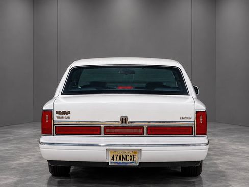 Used 1995 Lincoln Town Car Signature RWD image 6