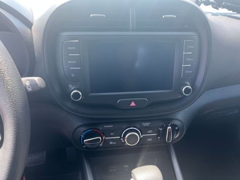 Used 2025 Kia Soul LX w/ LX Technology Package FWD image 17