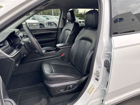 Used 2023 Jeep Grand Cherokee L Limited w/ Luxury Tech Group II image 8