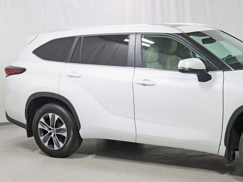 Used 2024 Toyota Highlander XLE AWD/4WD image 3