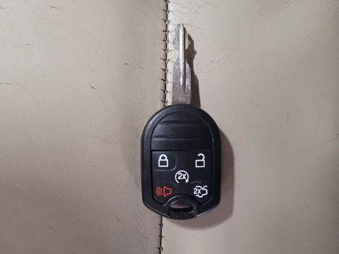 Used 2015 Ford Taurus SEL image 32