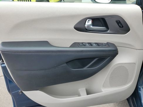 Used 2023 Chrysler Pacifica Touring-L FWD image 23