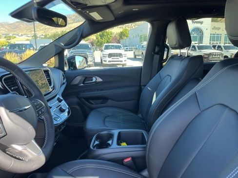 New 2026 Chrysler Pacifica Select image 13