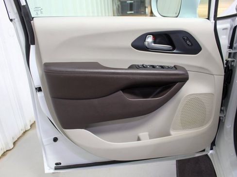 Used 2020 Chrysler Pacifica Touring-L w/ Advanced Safetytec Group image 8