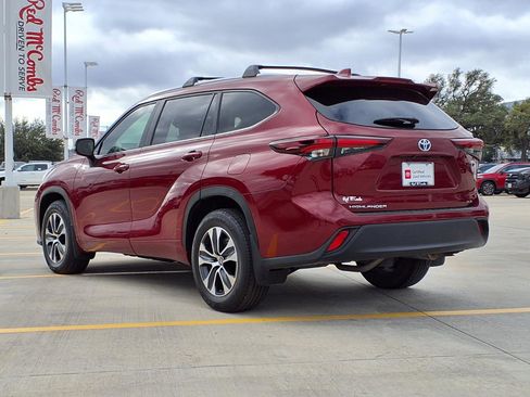 Used 2024 Toyota Highlander XLE image 7