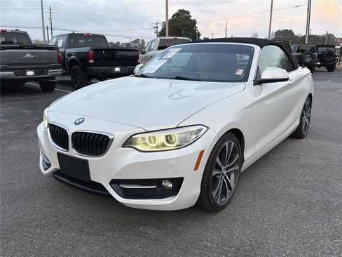Used 2017 BMW 230i Convertible image 2