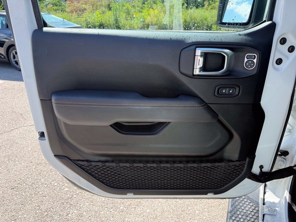 Used 2021 Jeep Wrangler Unlimited Sahara AWD/4WD image 5