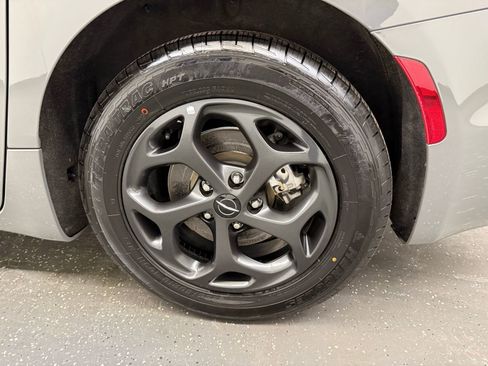 Used 2022 Chrysler Pacifica Limited w/ Uconnect Theater Family Group image 19