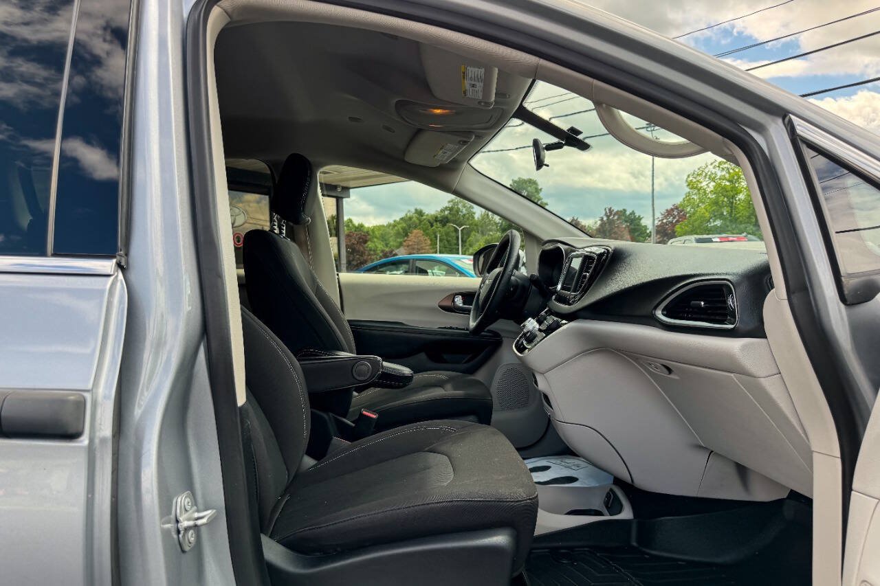 Used 2020 Chrysler Voyager L FWD image 10