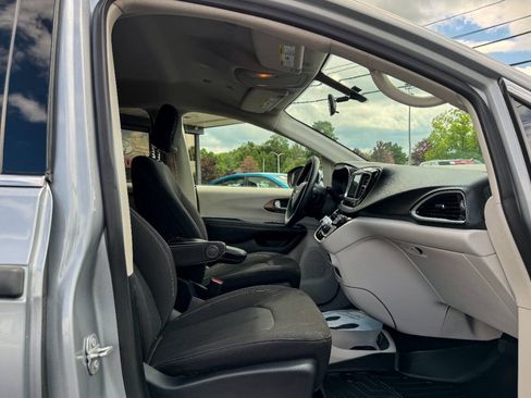 Used 2020 Chrysler Voyager L FWD image 10