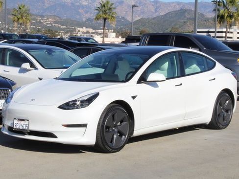 Used 2021 Tesla Model 3 Standard Range Plus image 3