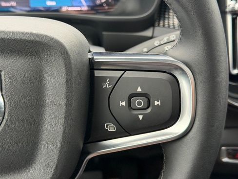 Certified 2025 Volvo XC40 B5 Plus AWD/4WD image 18