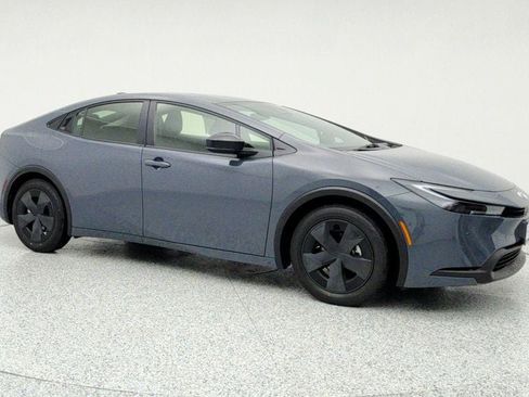 Used 2025 Toyota Prius LE image 3