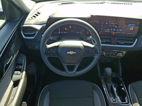 Used 2025 Chevrolet TrailBlazer LT AWD/4WD image 12