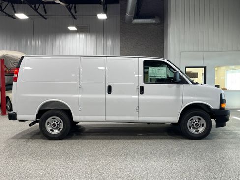 New 2025 GMC Savana 3500 w/ Driver Convenience Package image 7