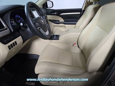 Used 2019 Toyota Highlander XLE image 15