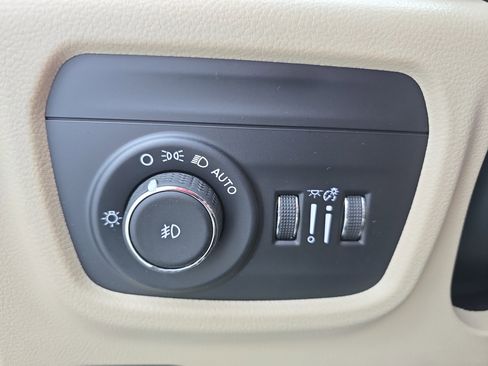 Used 2023 Jeep Grand Cherokee Limited w/ Luxury Tech Group II image 26