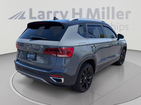 Used 2024 Volkswagen Taos SE w/ Panoramic Sunroof Package FWD image 5