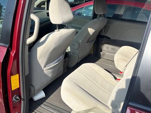 Used 2014 Toyota Sienna LE FWD image 17