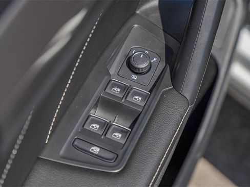 New 2024 Volkswagen Tiguan SE image 24