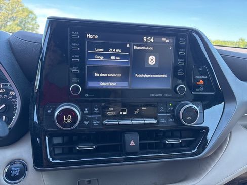 Used 2022 Toyota Highlander XLE FWD image 12