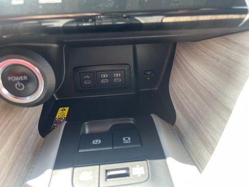 Used 2023 Toyota Venza XLE AWD/4WD image 30