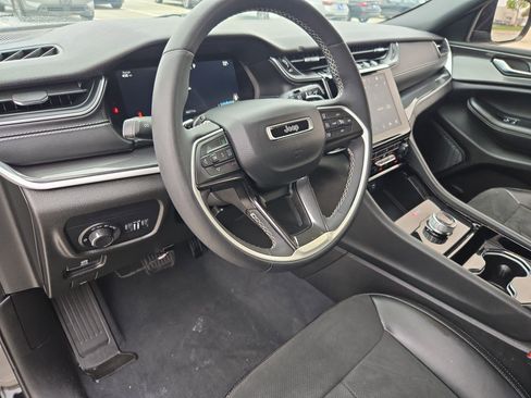 Used 2023 Jeep Grand Cherokee Altitude image 13