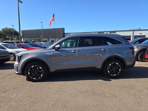 Certified 2025 Kia Sorento S image 5