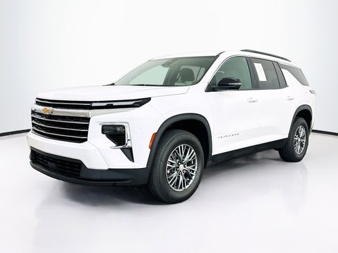 Used 2025 Chevrolet Traverse LT AWD/4WD image 3