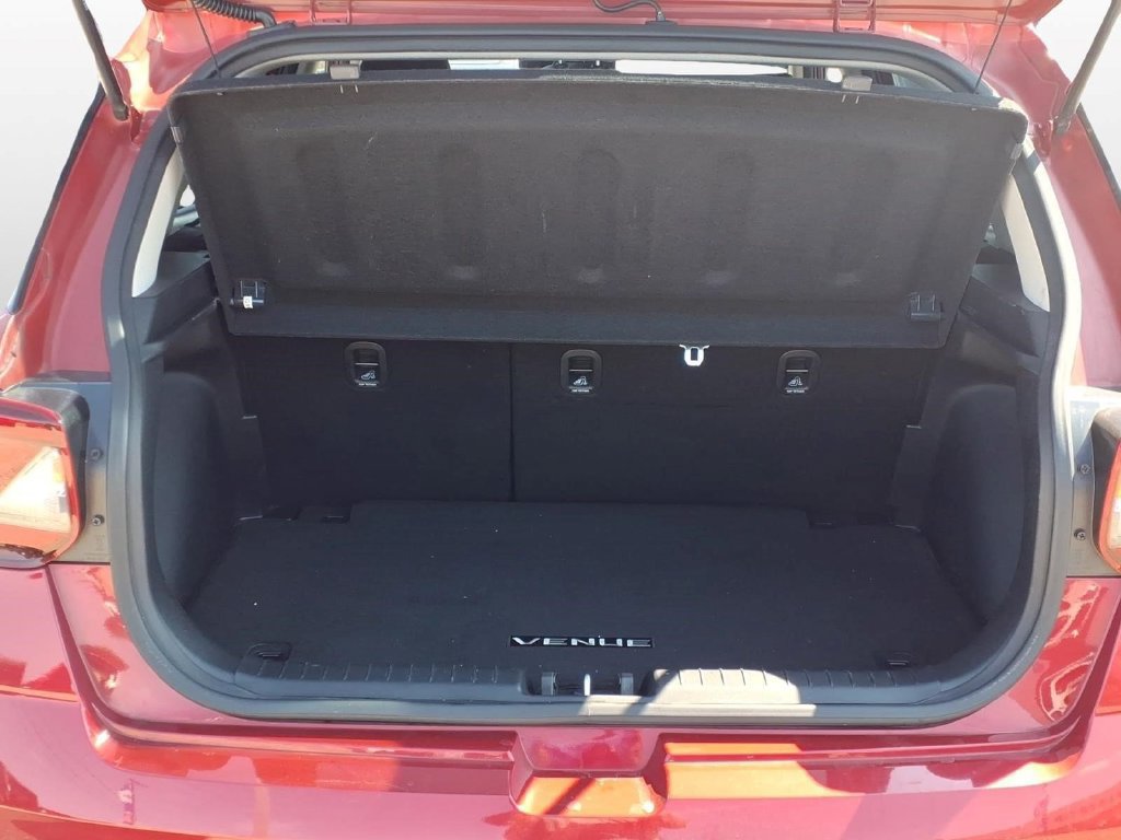 Used 2022 Hyundai Venue Limited FWD image 8