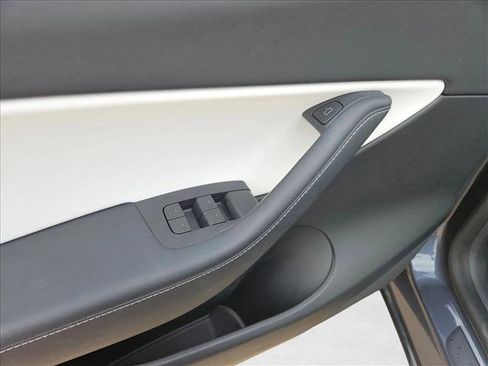 Used 2022 Tesla Model Y Long Range image 16