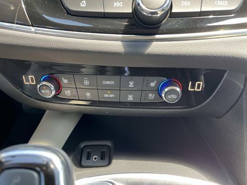 Used 2018 Buick Enclave Premium w/ Experience Buick Package FWD image 15