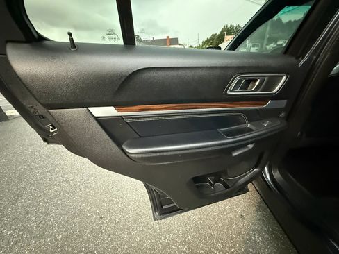Used 2017 Ford Explorer Limited w/ Equipment Group 301A AWD/4WD image 32