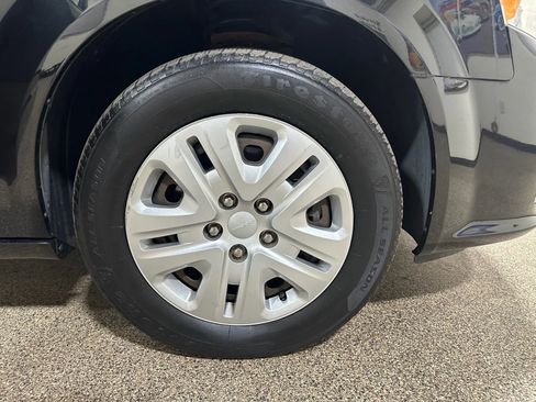 Used 2018 Dodge Grand Caravan SE w/ UConnect Hands-Free Group image 57