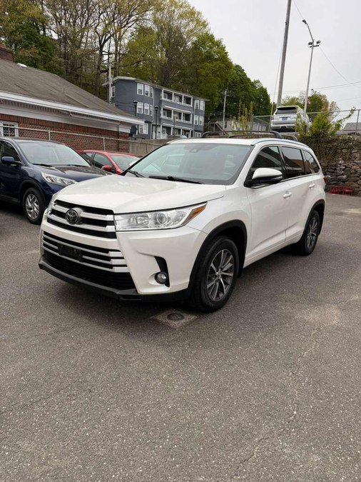 Used 2017 Toyota Highlander XLE AWD/4WD image 1